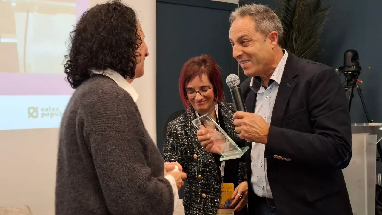 Imagen de Ana Peláez entregando el premio al marido de Teresa