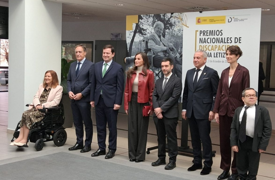 La Reina junto al ministerio de Derechos Sociales, Pablo Bustinduy, y otras autoridades