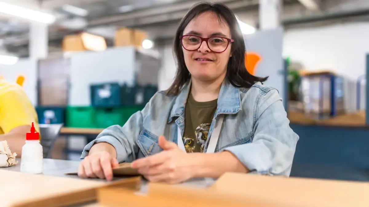 Imagen de una mujer con discapacidad intelectual