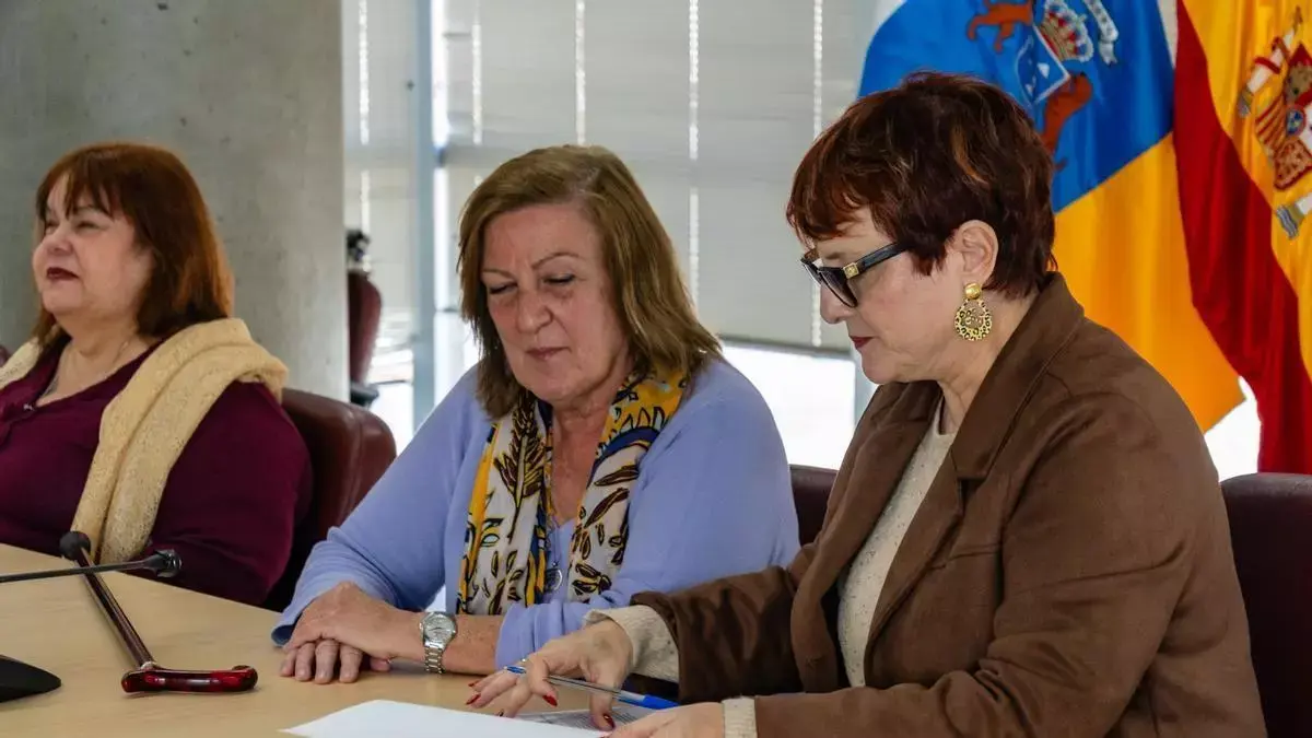 Imagen de la firma de la renovaci&oacute;n del protocolo de actuaci&oacute;n conjunta. Aparecen, de izq. a dcha., Sandra Santana, Carmen Laucirica y Candelaria Delgado.