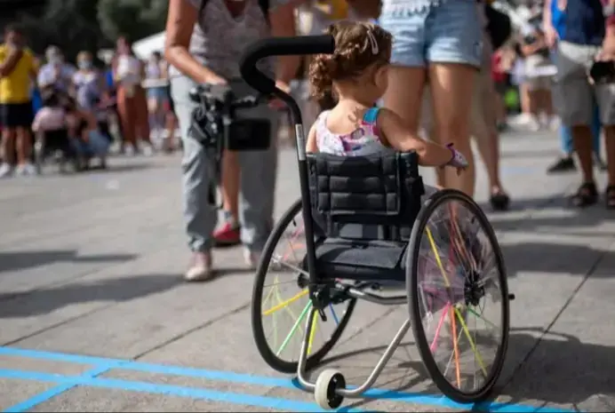 Imagen de una ni&ntilde;a con movilidad reducida
