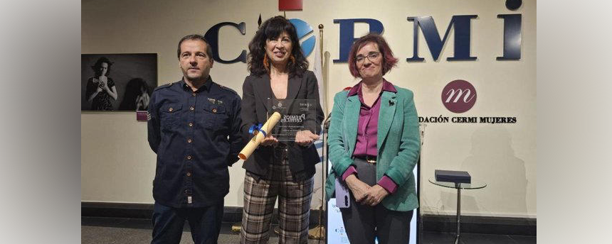 Imagen de la entrega del premio cermi.es. Aparecen (de izda a dcha): Jes&uacute;s Gonz&aacute;lez Amago, Ana Redondo y Pilar Villarino