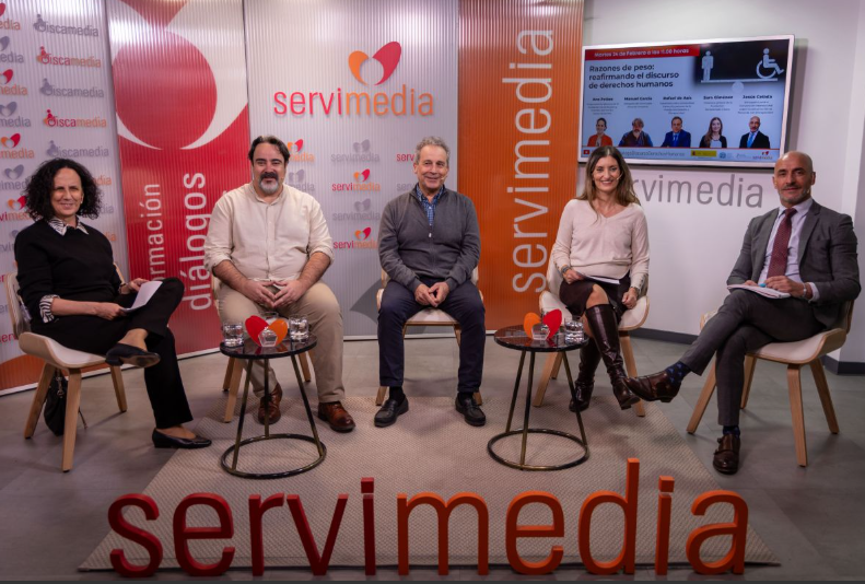 Los expertos que han participado en el di&aacute;logo &lsquo;Razones de peso: reafirmando el discurso de derechos humanos&rsquo; | Foto de Servimedia