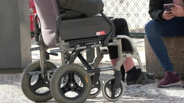 Imagen de una usuaria en silla de ruedas