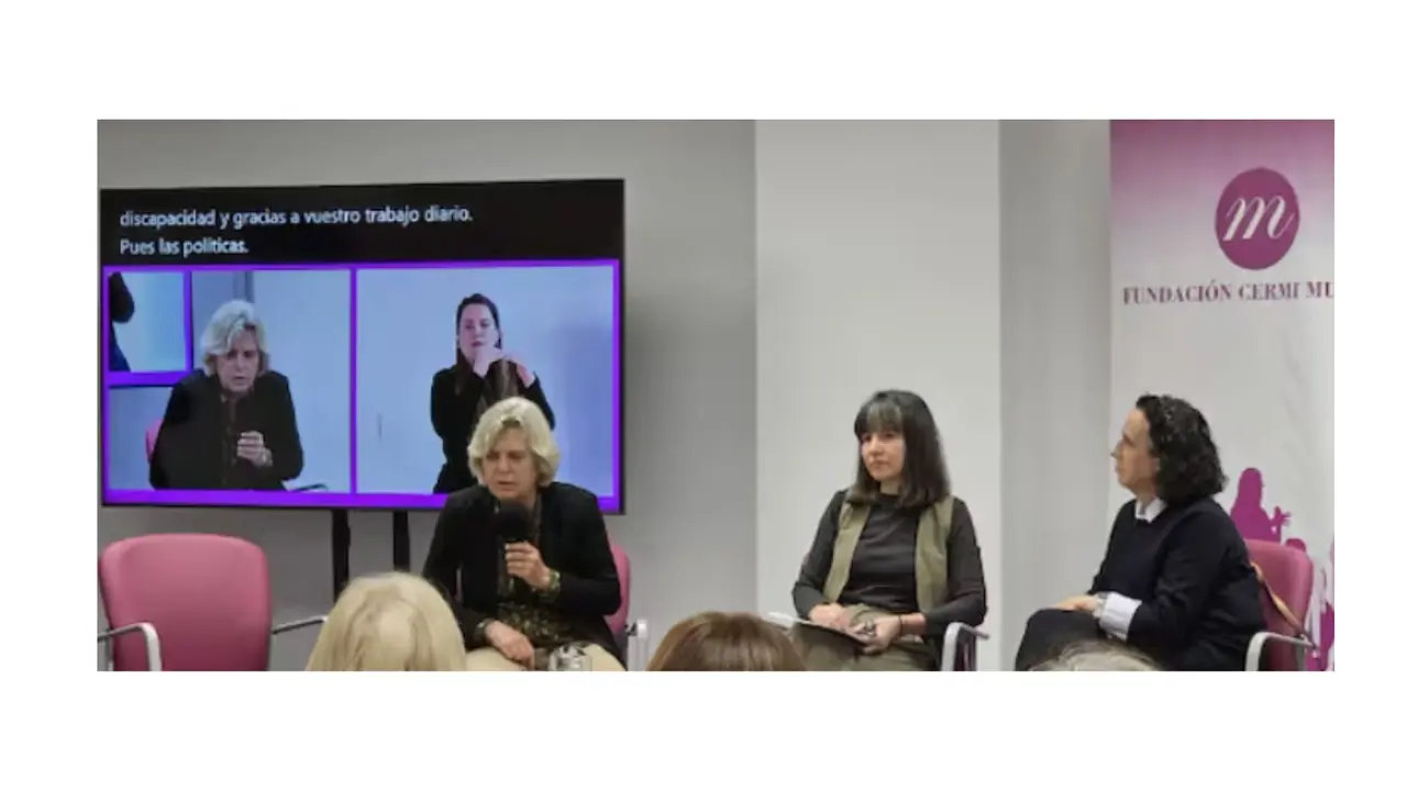 Imagen de las ponentes del II Encuentro Anual. aparece Teresa Palah&iacute;, Ana Pel&aacute;ez y Almudena Benito