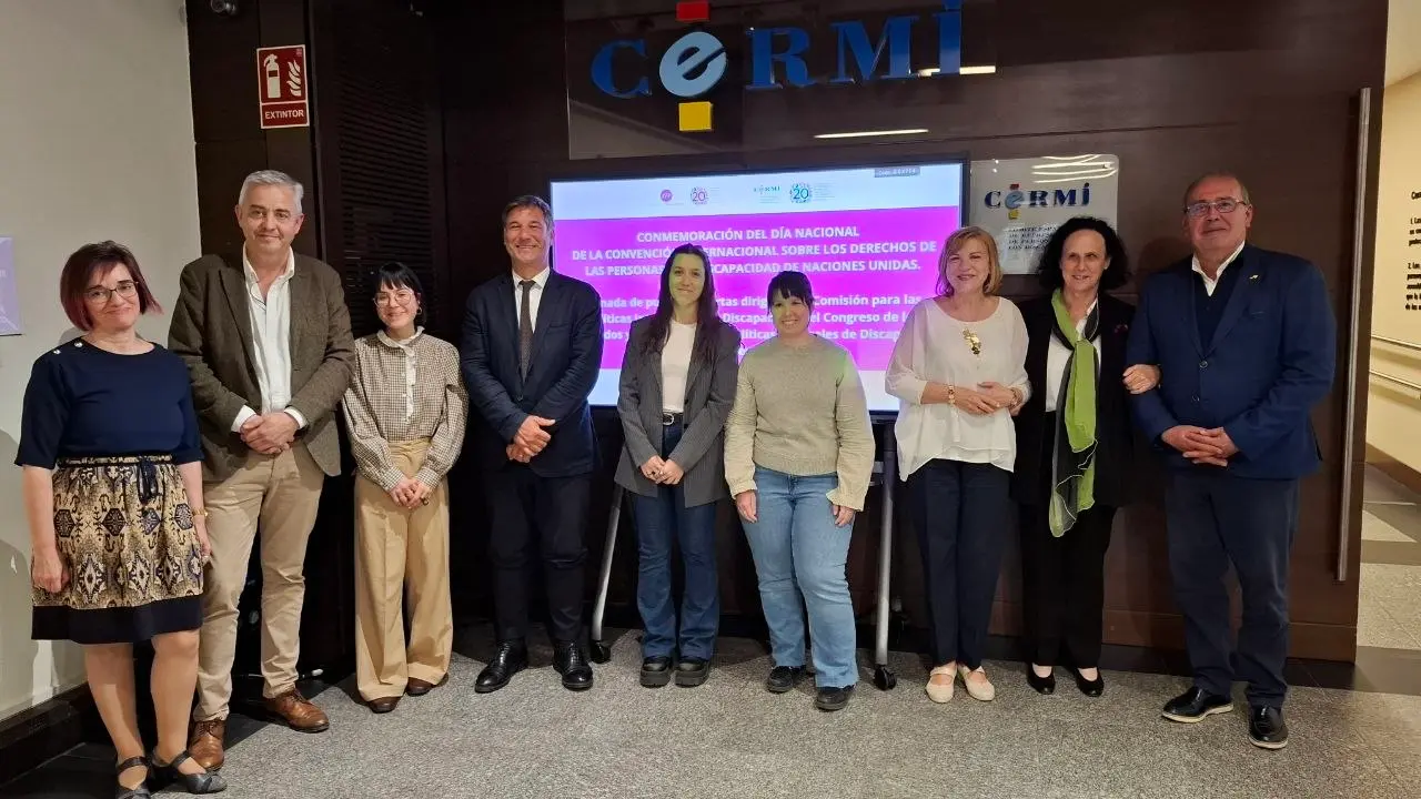 Fotograf&iacute;a de familia en la jornada de puertas abiertas de Fundaci&oacute;n CERMI Mujeres junto a las comisiones de discapacidad del Congreso y del Senado