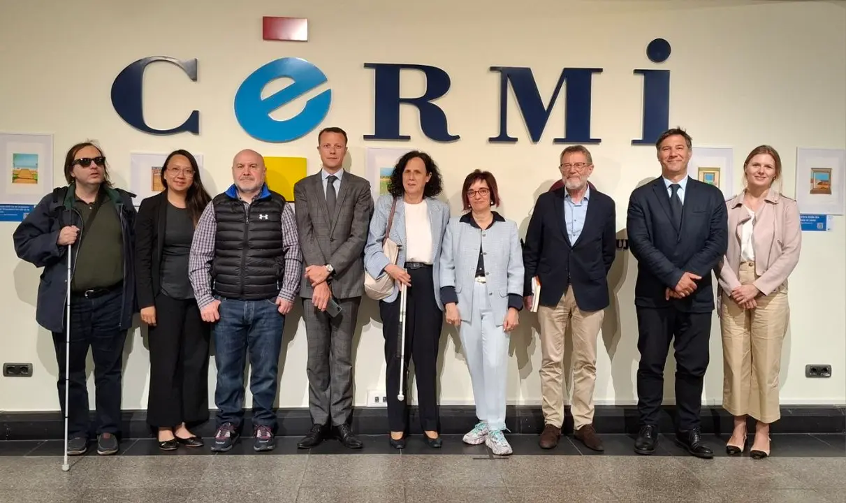 Fotograf&iacute;a de familia de CERMI con una delegaci&oacute;n francesa en la sede de CERMI