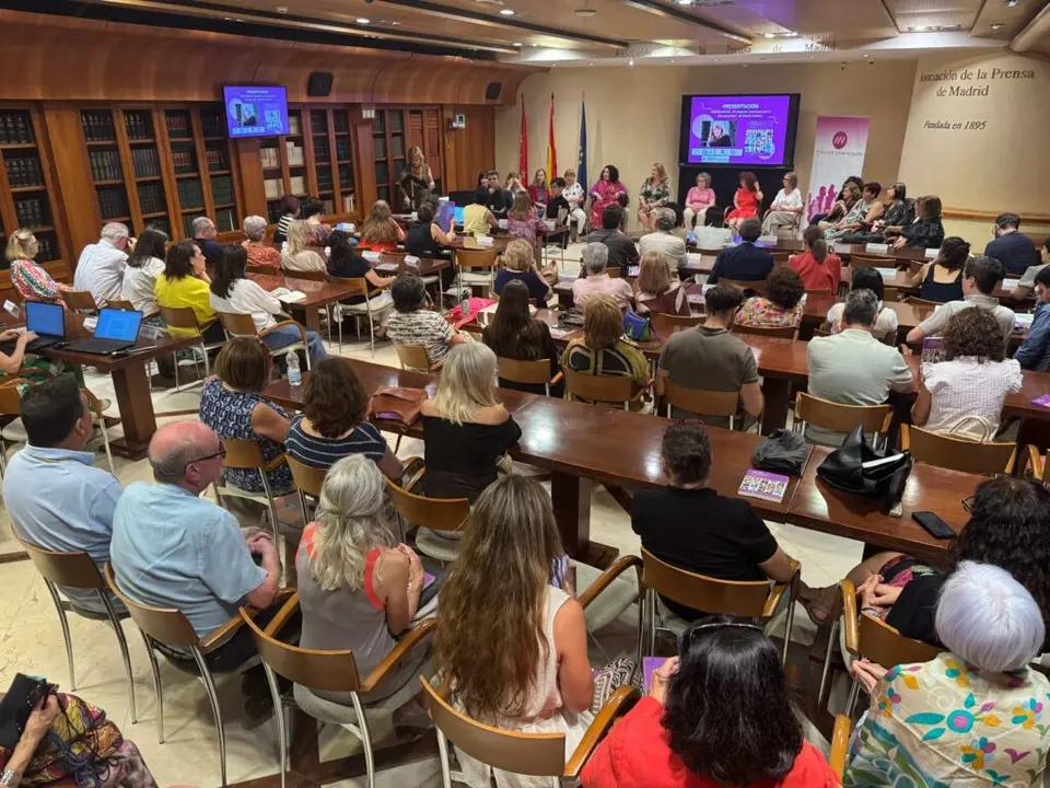 Imagen del Salon de Actos de la APM repleto durante la presentaci&oacute;n del libro