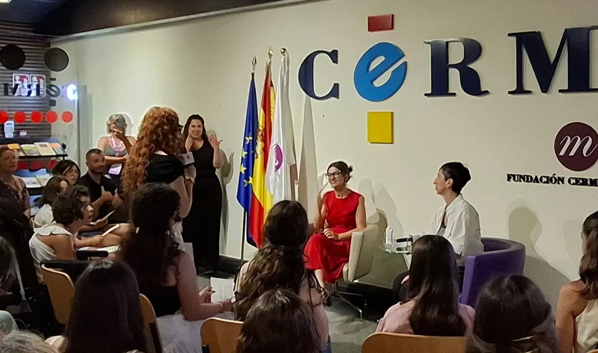 Presidenta del Consejo leyendo declaraci&oacute;n a la ministra