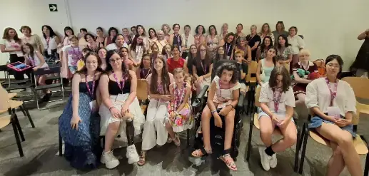 Imagen final de familia de la Escuela de ni&ntilde;as y adolescentes y la Escuela de madres