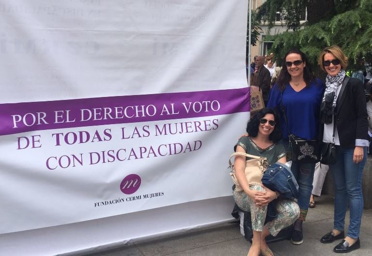 Mujeres con discapacidad reivindicando su derecho a votar