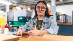 Imagen de una mujer con discapacidad intelectual