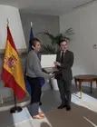 Imagen de Concha Díaz recogiendo la Placa de Honor de la Orden del Mérito Civil a FCM
