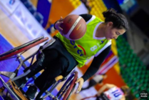 Latifa jugando al baloncesto en silla de ruedas y abajo foto reciente en Madrid