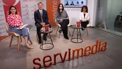 Imagen en Servimedia. Aparecen Gregorio Saravia y Marta Castillo