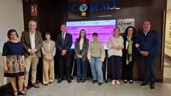 Fotograf&iacute;a de familia en la jornada de puertas abiertas de Fundaci&oacute;n CERMI Mujeres junto a las comisiones de discapacidad del Congreso y del Senado