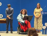 Imagen de Noelia L&oacute;pez dando el discurso tras la entrega de la Cruz de Oro