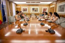 Imagen de la mesa de trabajo del ministro de Derechos Sociales con FCM