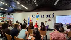 Ni&ntilde;as y adolescentes con discapacidad de la II Escuela de Ni&ntilde;as y Escuela de Madres de Fundaci&oacute;n CERMI Mujeres junto a la ministra Sira Rego