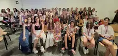 Imagen final de familia de la Escuela de ni&ntilde;as y adolescentes y la Escuela de madres