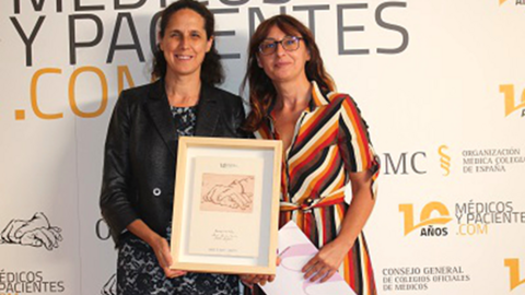 Ana Peláez, vicepresidenta de la Fundación CERMI Mujeres, recogió el galardón concedido por la OMC a la Fundación con motivo del 10º aniversario de Médicos y pacientes