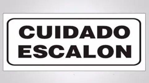 Cartel con aviso: cuidado escalón