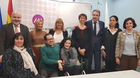 El CERMI premia a la exsenadora Virginia Felipe como ejemplo del aumento de la presencia de mujeres con discapacidad en la vida política
