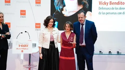 Vicky Bendito, periodista y activista, recoge el premio de la Comunidad de Madrid “Reconocimiento 8 de marzo: Cero Barreras” 