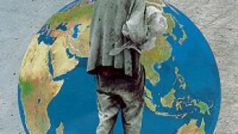 Detalle de una persona de color delante del planeta Tierra