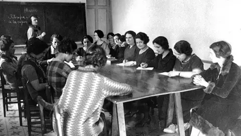 Mujeres sentadas alrededor de una mesa