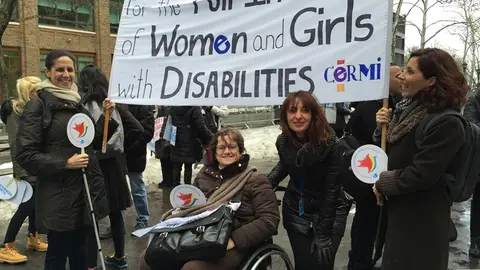 Mujeres del CERMI manifestándose en NY