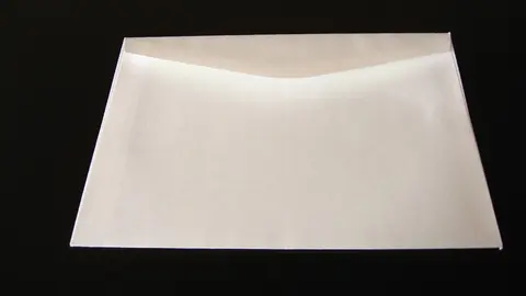 Un sobre blanco para emitir el voto en las elecciones