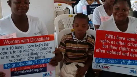 Mujeres nigerianas pidiendo servicios de salud accesibles