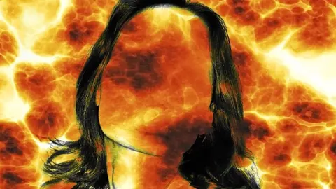 Silueta de una mujer sobre fondo ocre