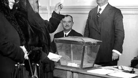 Imagen antigua de la mujer ejerciendo su derecho al voto