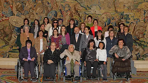 Foto de familia de mujeres con discapacidad del CERMI