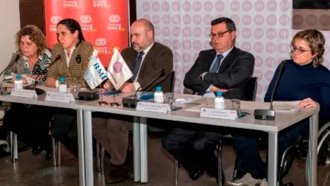 Momento anterior a la firma del convenio entre Fundación CERMI Mujeres y Fundación ONCE