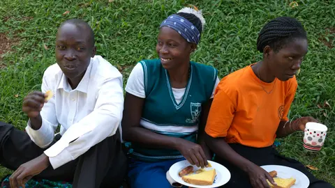 Tres ugandeses con discapacidad