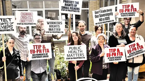 Ana María Nemenzo y otras personas manifestándose