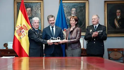 Concepción Díaz Robledo entregando a Ignacio Cosidó, Director General del Cuerpo Nacional de Policía, el Premio Cermi.es 2016 en su categoría Institucional a la Unidad de Familia y Muje