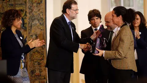El presidente del Gobierno, Mariano Rajoy, entregando el reconocimiento a la directora ejecutiva de la FCM, Ana Peláez (foto: José Luis Roca)