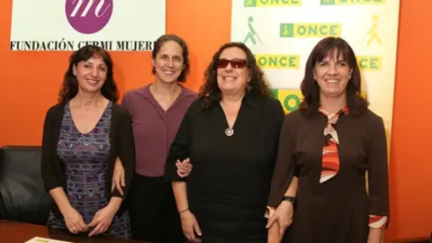 Foto de grupo. La Fundación CERMI Mujeres y el CRE de la ONCE en Madrid firman un convenio para avanzar en materia de género y discapacidad 