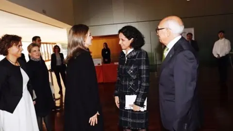 La reina Letizia y Ana Peláez saludándose en Congreso Internacional Mujer y Discapacidad celebrado en Ávila