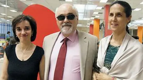 Yannis Vardakastanis, presidente del EDF, con Ana Peláez y Pilar Villarino en un encuentro en Servimedia