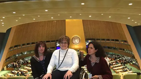 Ana Peláez, Marta Valencia e Isabel Caballero en la sede de Naciones Unidas