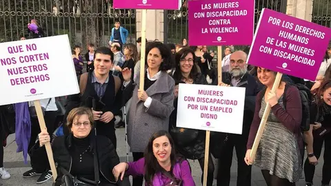 Una delegación de la Fundación CERMI Mujeres (FCM) participó en participa en la marcha feminista de Madrid para visibilizar la desigualdad de las mujeres con discapacidad 