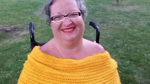 Soledad Arnau Ripollés, feminista y Filósofa para la Paz. Presidenta del Instituto de Paz, Derechos Humanos y Vida Independiente (Ipadevi). Ex Coordinadora de la Oficina de Vida Independiente (OVI) de