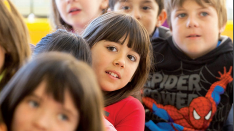 Grupos de niños y niñas bajo el epígrafe: "Construyendo un mundo mejor"""