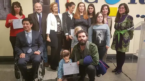 Foto de familia en la presentación de la exposición de fotografías de Fundación CERMI Mujeres