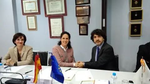 Representantes de la FCM con Mario Garcés en el momento de la firma del convenio